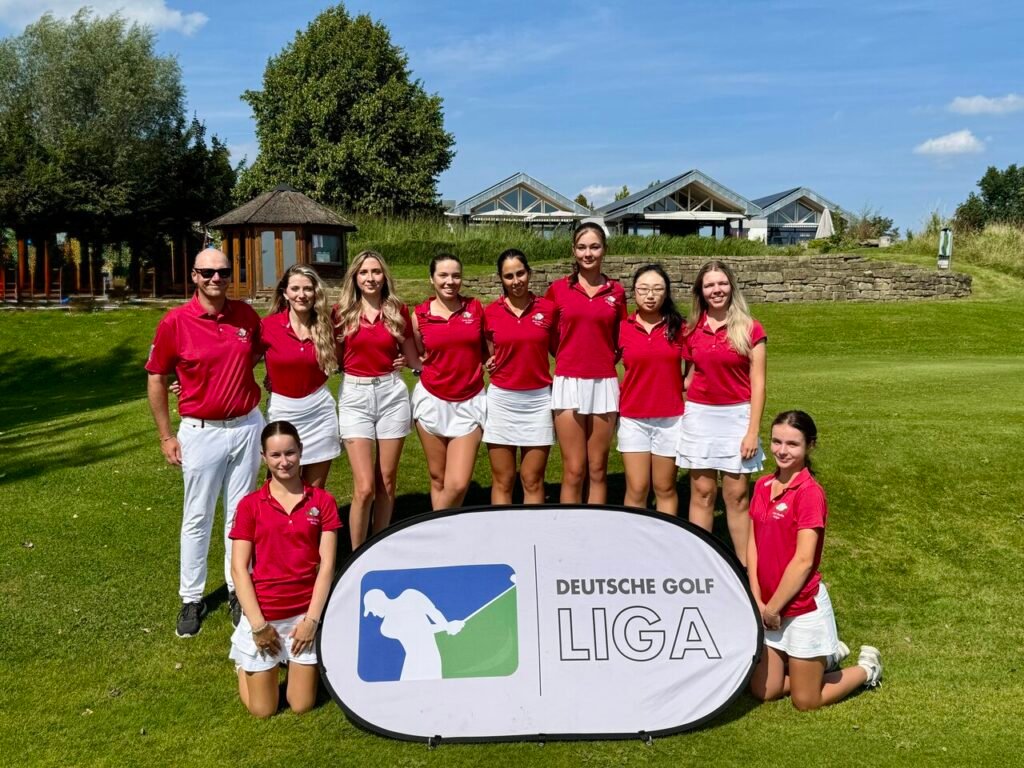 Stolper Heide women’s golf team group photo with coach at Deutsche Golf Liga tournament